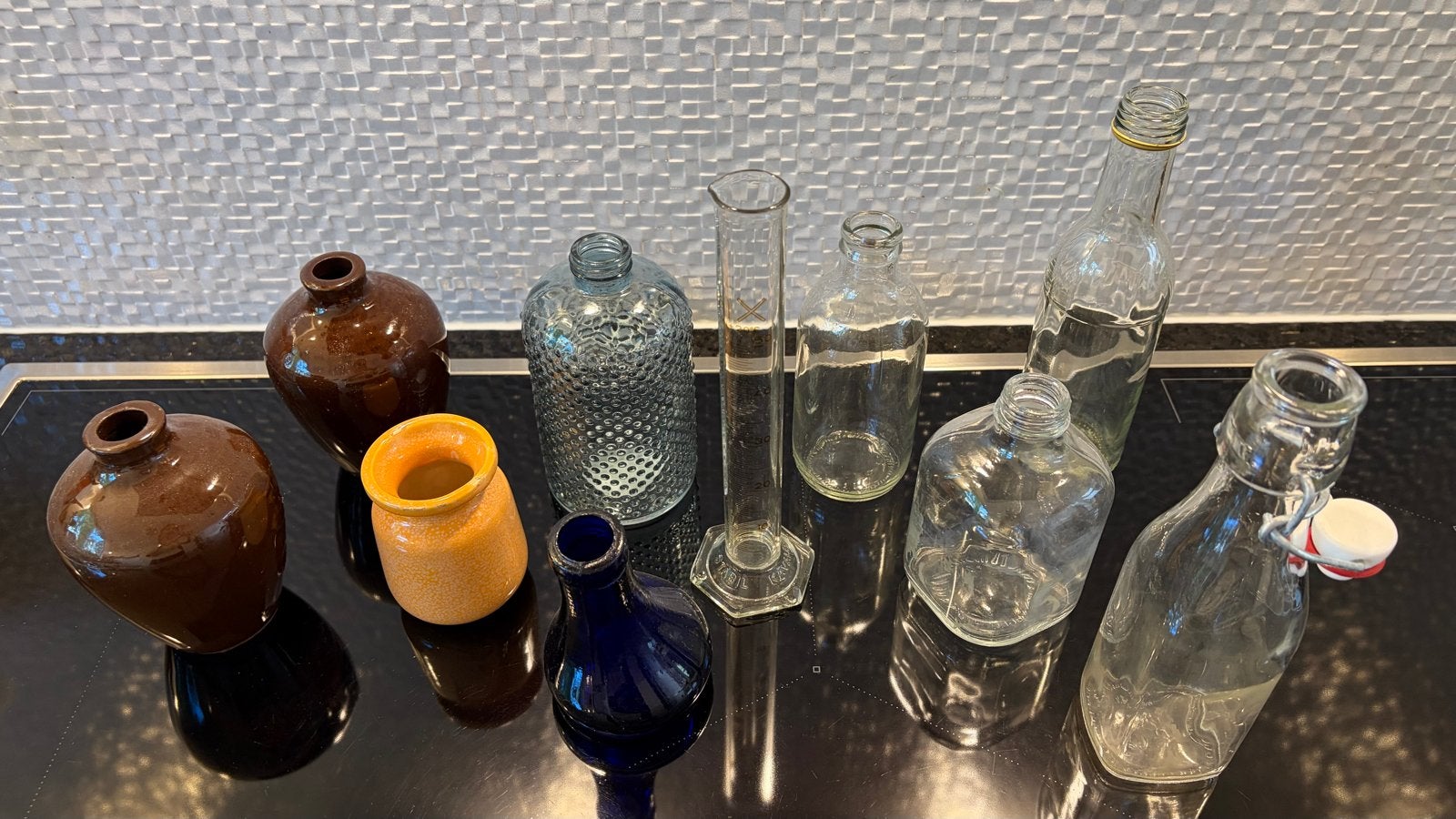 Gratis ophalen: diverse glazen flesjes (stekjes/decoratie), Huis en Inrichting, Woonaccessoires | Vazen, Ophalen, Gebruikt, Op voet