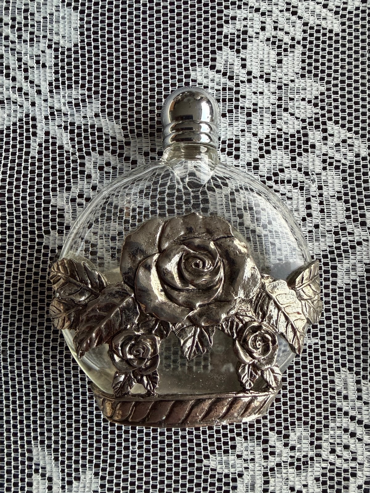 Oude parfum flesjes met roos, Ophalen of Verzenden