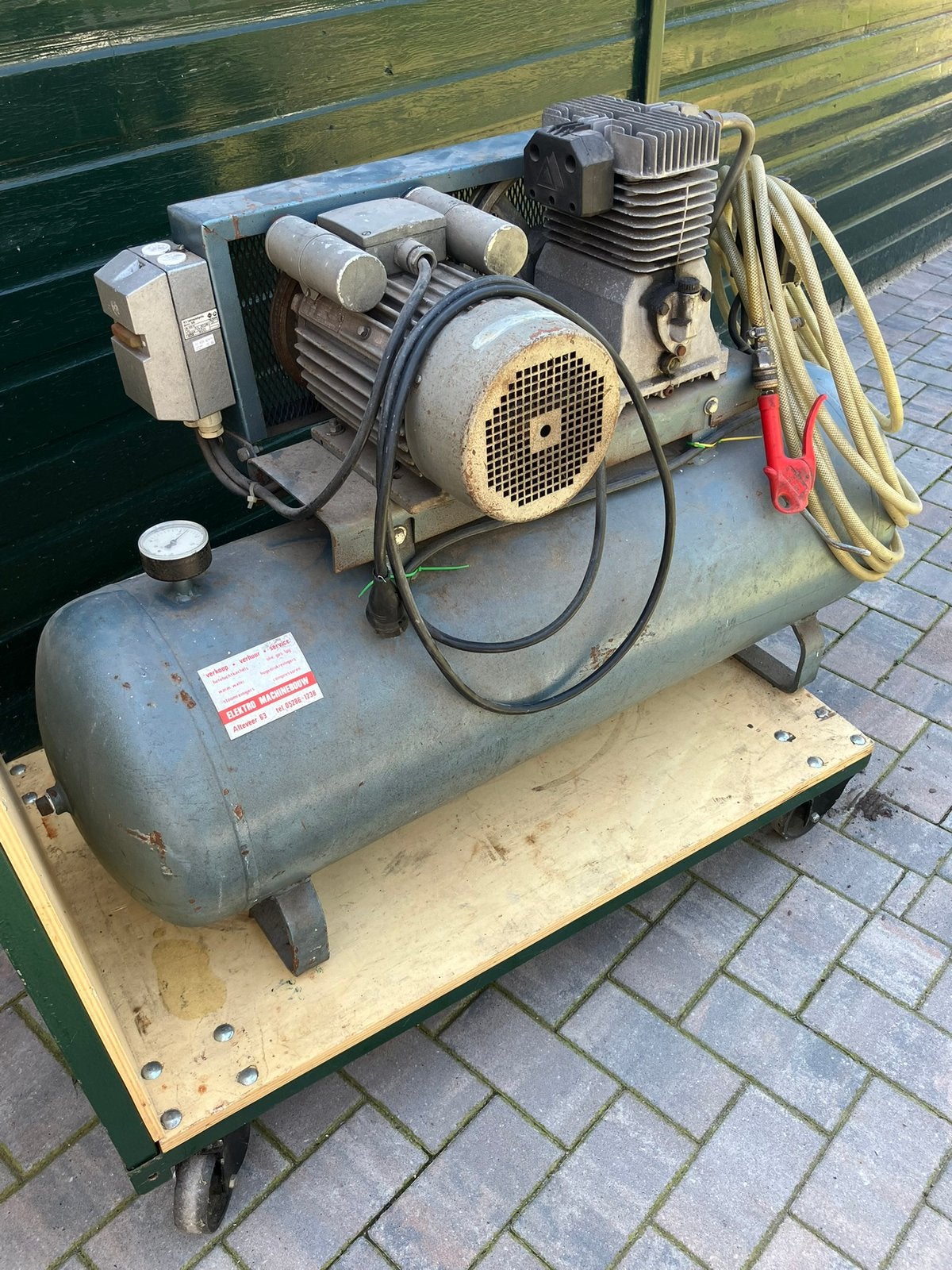 220 volt compressor met slang en luchtgereedschap, Doe-het-zelf en Verbouw, Compressors, Minder dan 25 liter, Ophalen, Minder dan 200 liter/min