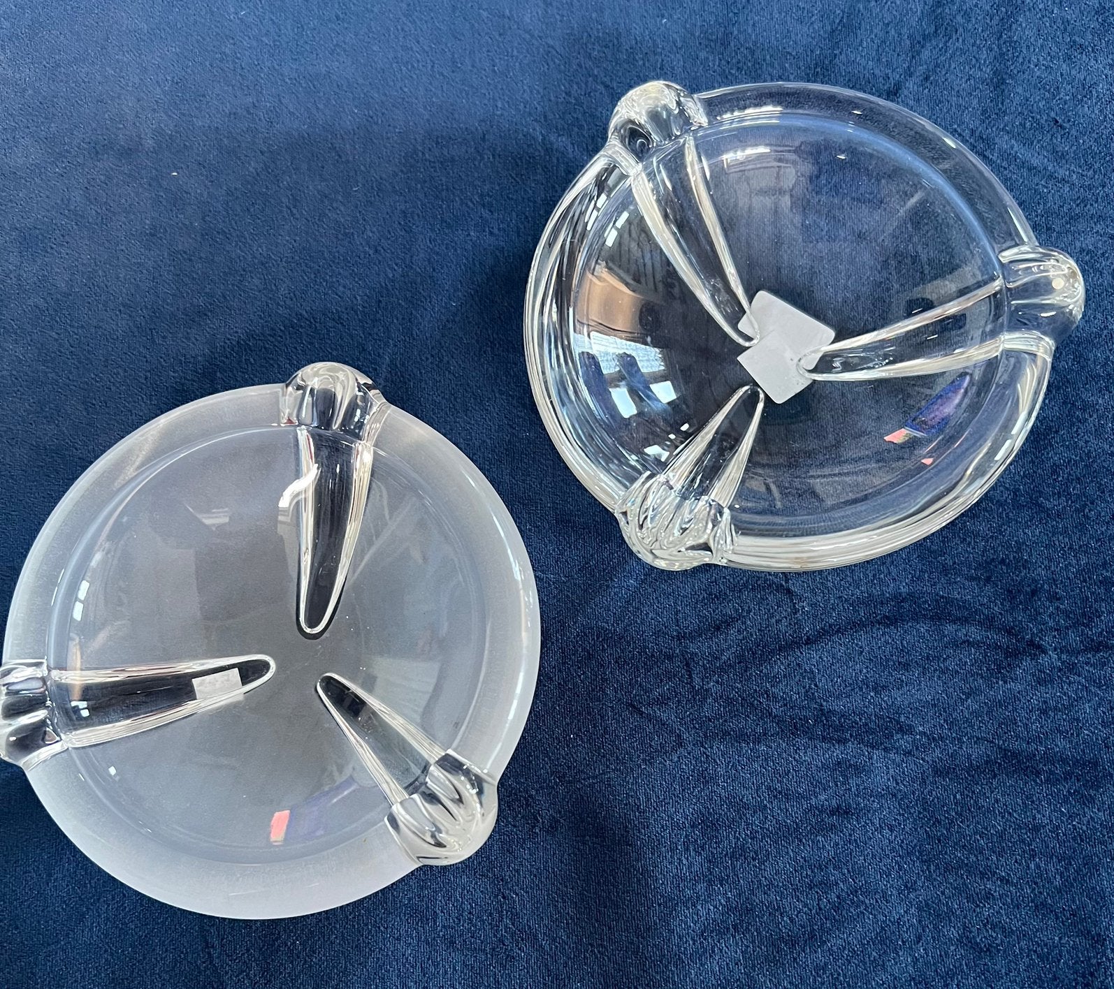 Twee art deco asbakken, helder en frosted glas., Ophalen of Verzenden