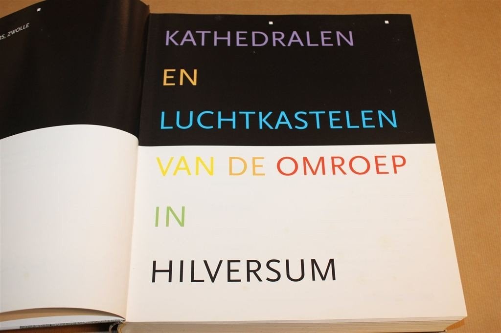 Kathedralen & Luchtkastelen — Omroep Hilversum 628 Pag., Boeken, Geschiedenis | Stad en Regio, Ophalen of Verzenden, Gelezen