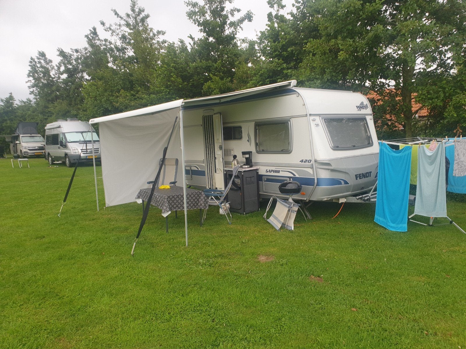 Fendt Saphir 420 - Compacte en complete caravan, Vast bed, Luifel, Treinzit, 750 - 1000 kg
