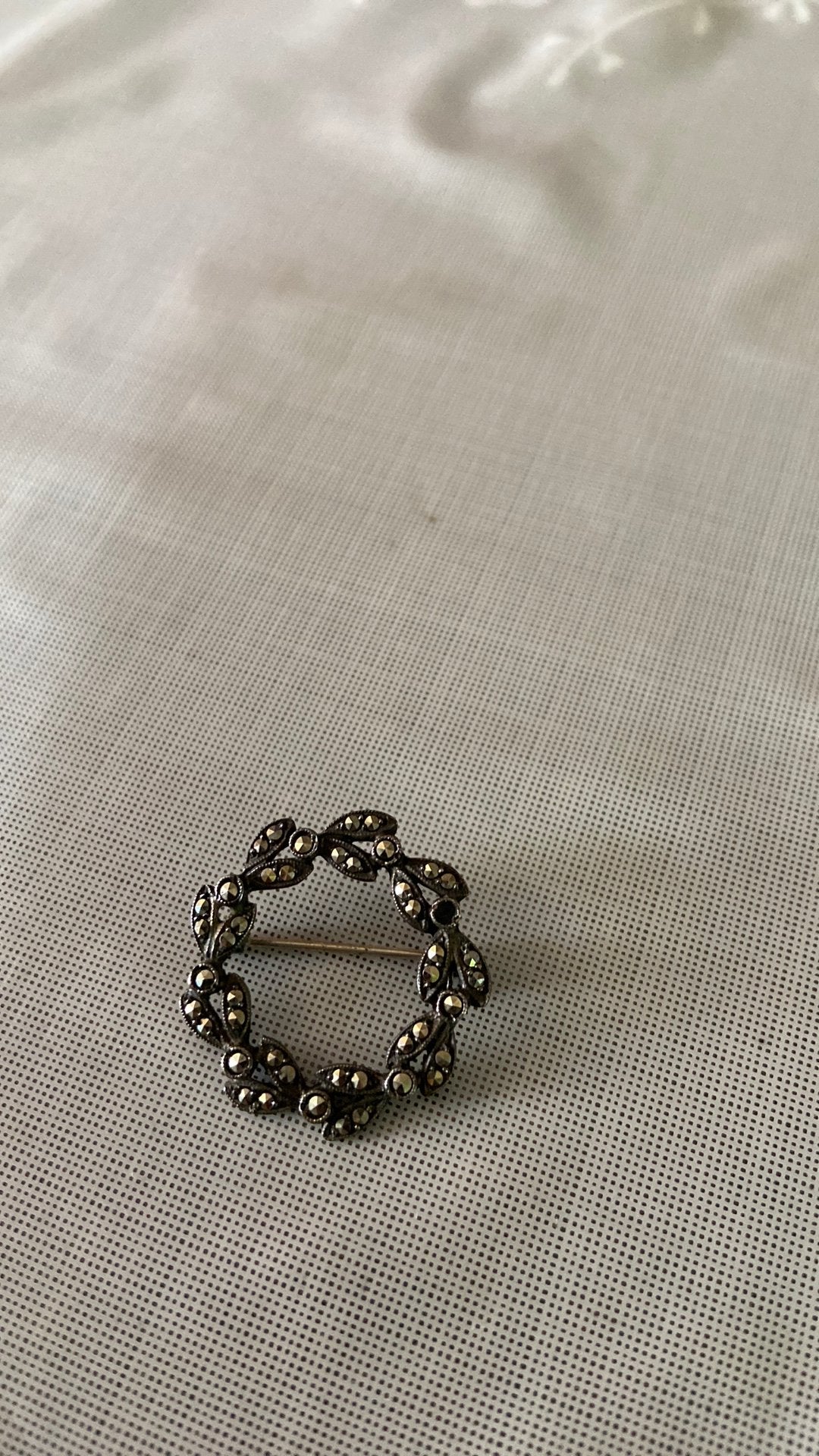 Broche zilver met marcasiten oud gemerkt 935, Ophalen of Verzenden, Zilver, Broche, Met edelsteen