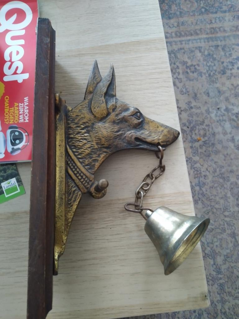 Herder met koperen bel, Ophalen