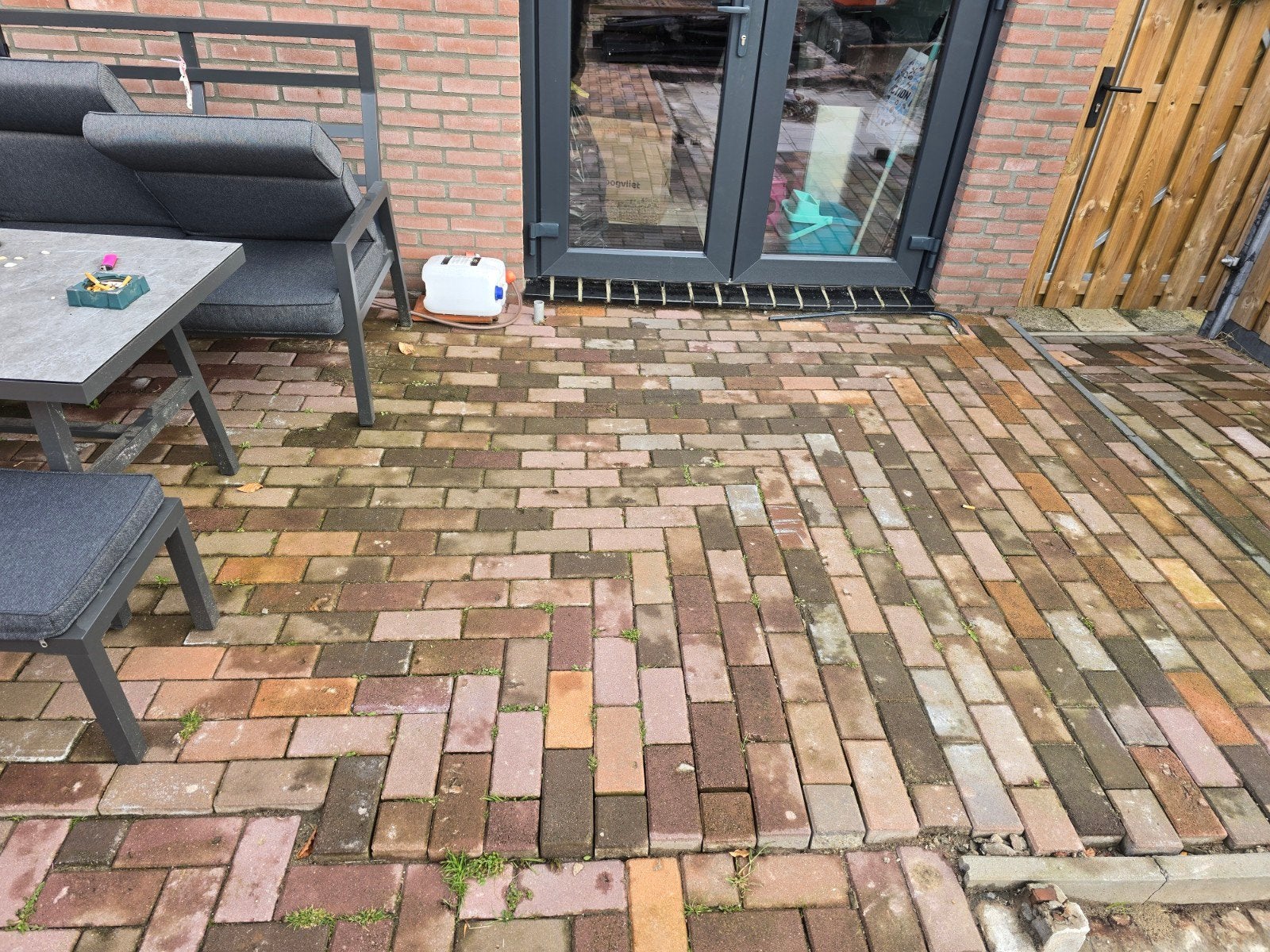 Gratis gekleurde tegels / klinkers (ca. 25m2) af te halen, Tuin en Terras, Overige materialen, Gebruikt, Klinkers, Ophalen of Verzenden