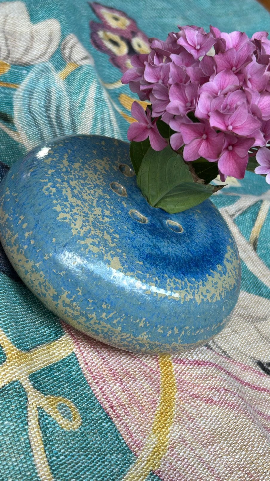Blauw gemêleerd Jan de Graaf vaasje met 5 gaatjes, Gebruikt, Blauw, Onbekend, Ophalen of Verzenden