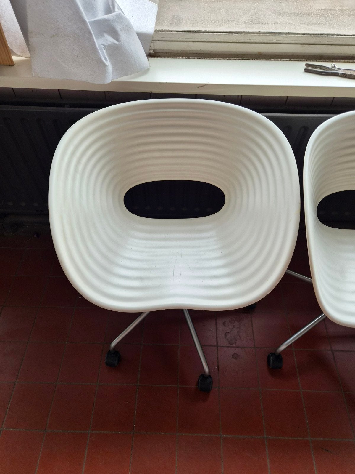Set van 4 Vitra Tom Vac stoelen met wielen - Ron Arad, Gebruikt, Wit, Ophalen of Verzenden, Vier
