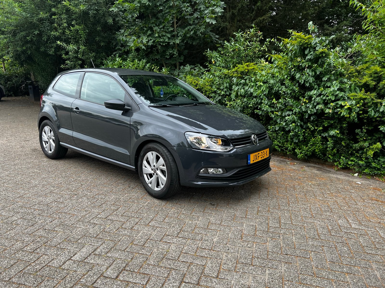 Volkswagen Polo 1.0 MPI donker grijs 2016 heel zuinig, Auto's, Volkswagen, Voorwielaandrijving, Handgeschakeld, Particulier, 3 cilinders