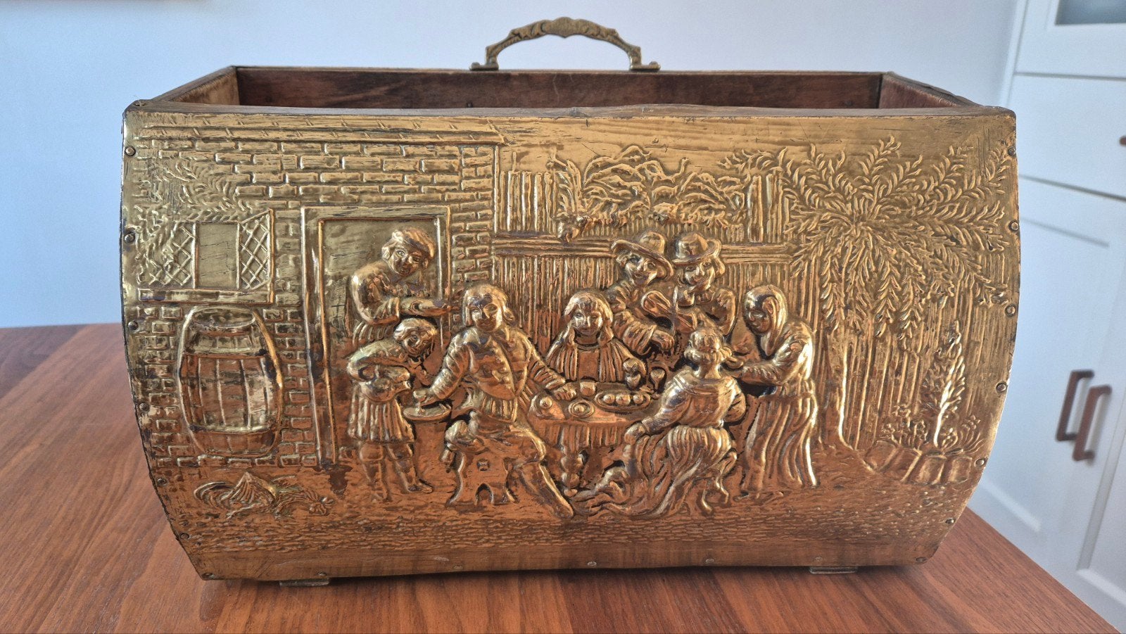 Antieke messing krantenbak/haardhoutbak met reliëfdecoratie, Ophalen of Verzenden