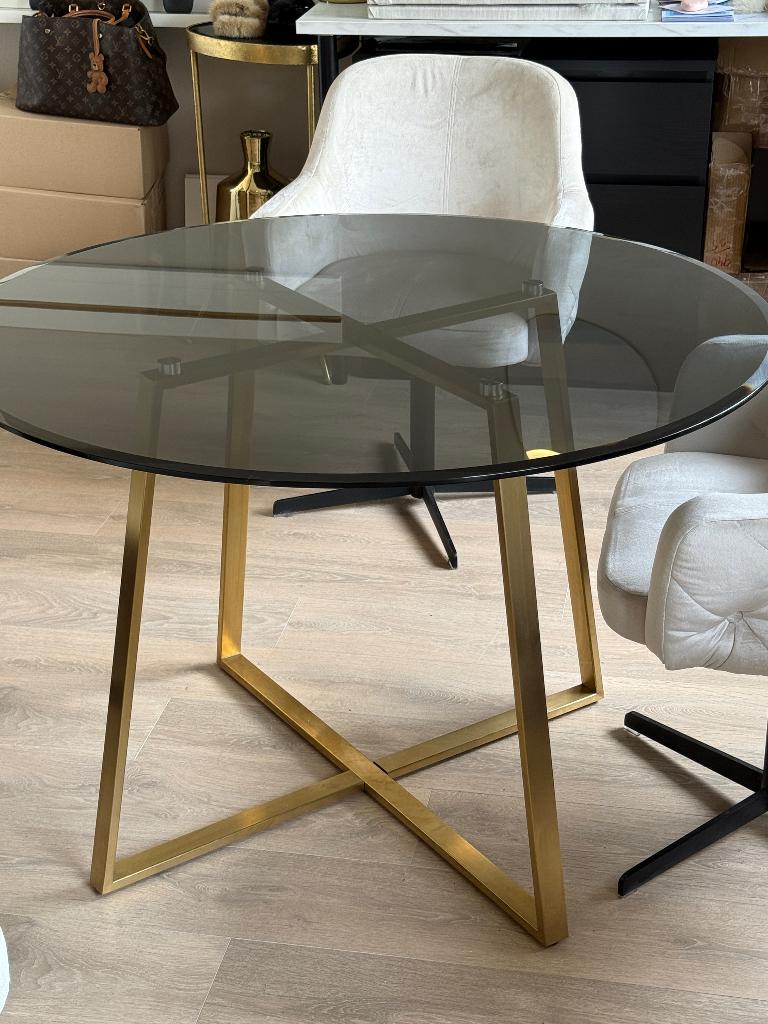 Eettafel rond (Made, Haku) gerookt glas en messing/goud poot, Huis en Inrichting, Tafels | Eettafels, Ophalen, Modern, japandi, luxe, chique
