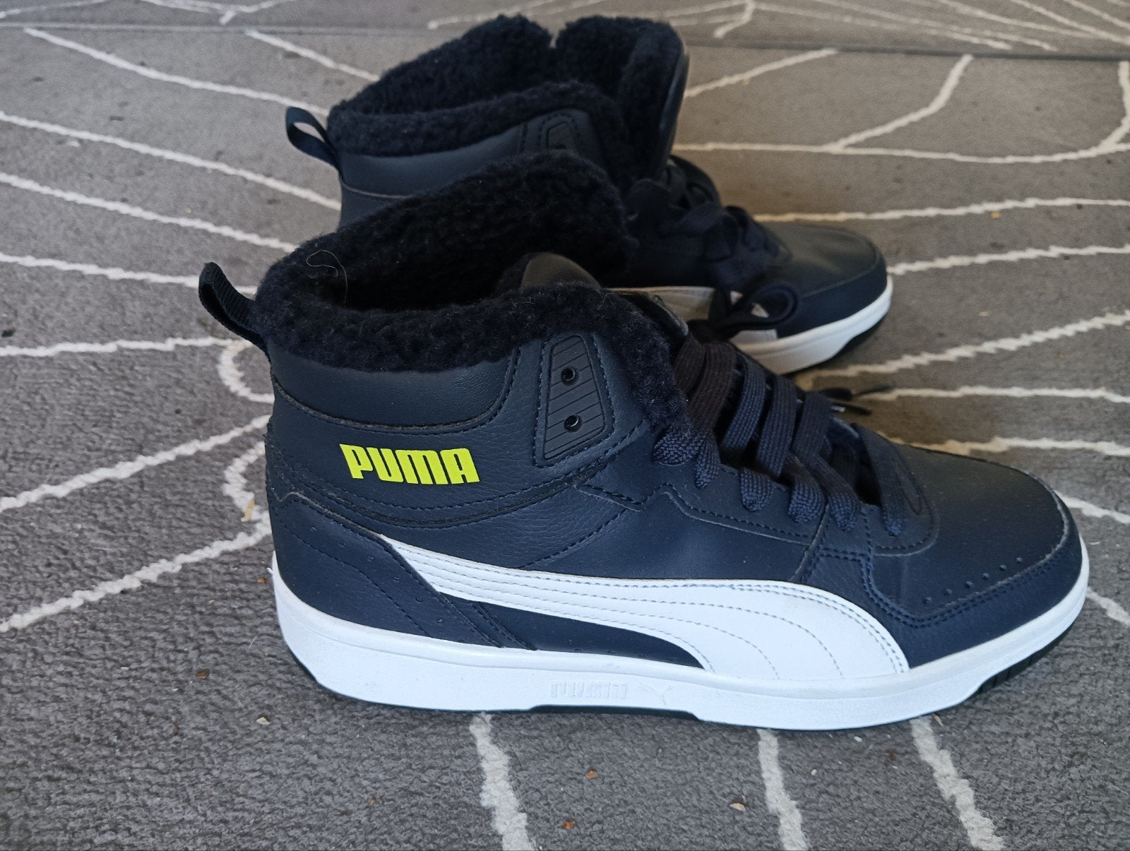 goed als nieuwe PUMA REBOUND JOY HOOG maat 39, Ophalen of Verzenden, Zo goed als nieuw, Hardloopschoenen, Overige merken