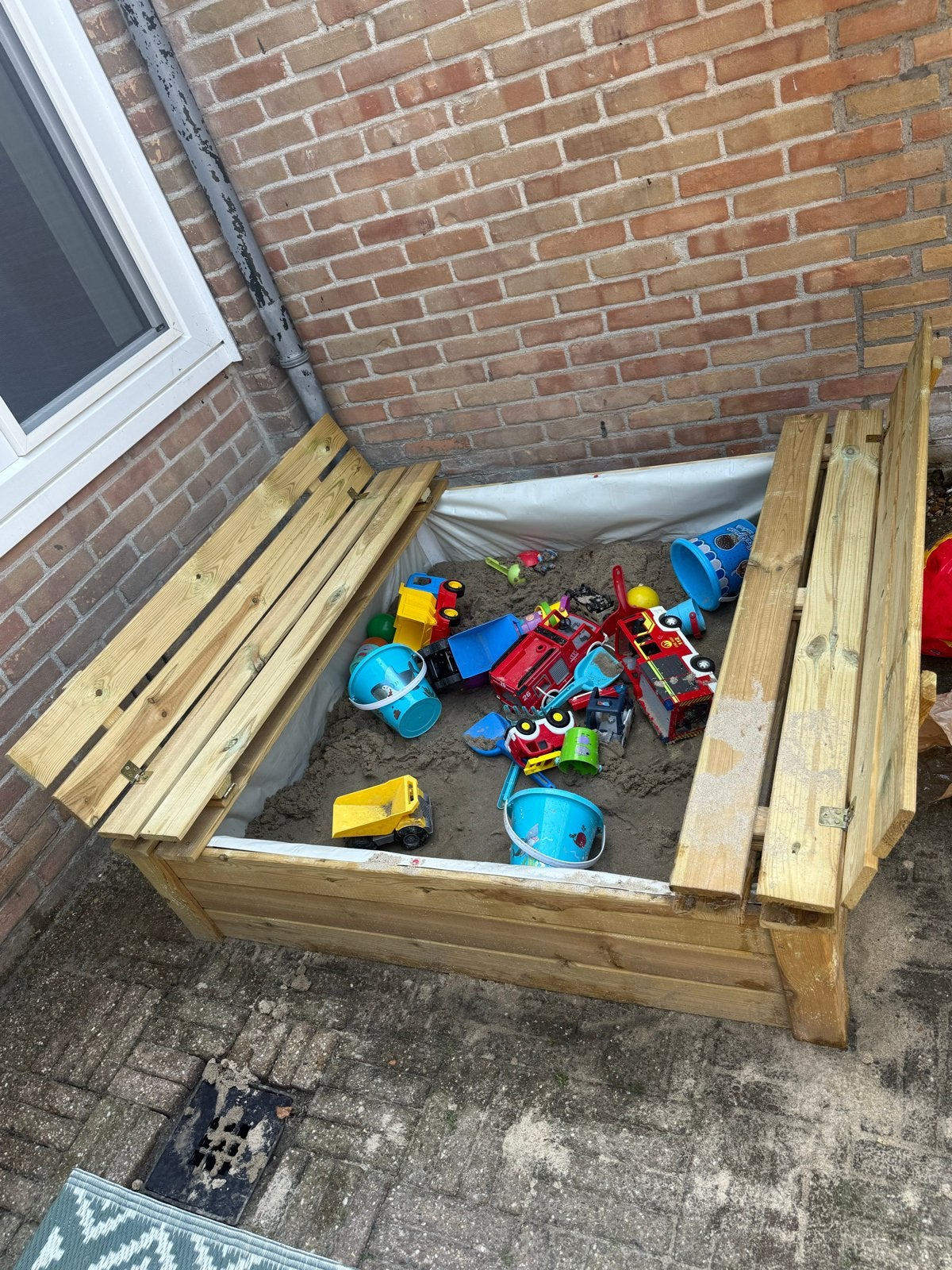 Houten zandbak met deksel/zitbankje, Ophalen, Zo goed als nieuw