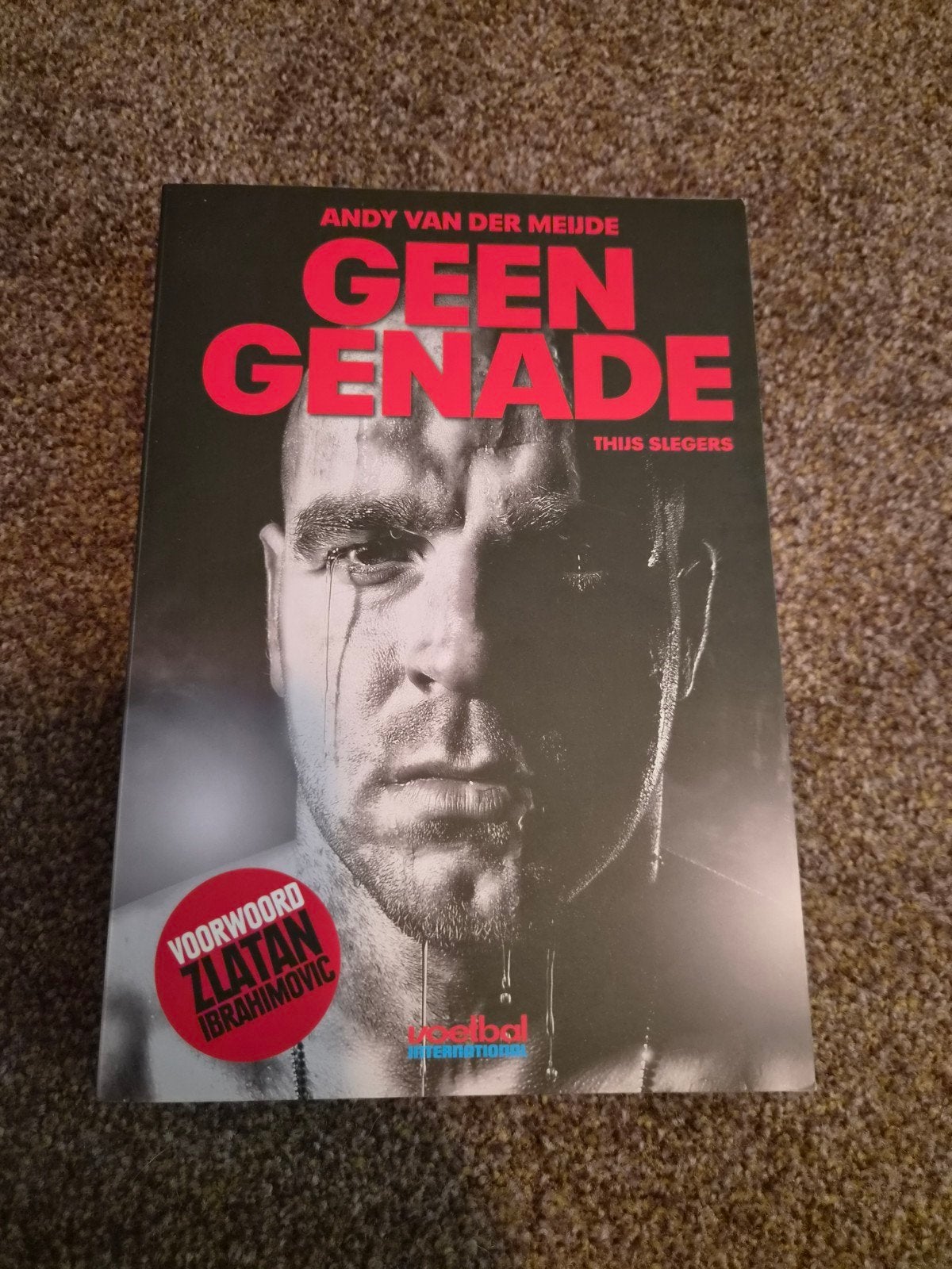 Boek: Geen Genade - Andy van der Meijde (Gesigneerd), Boeken, Ophalen of Verzenden, Zo goed als nieuw, Andy van der Meijde, Thijs Slegers