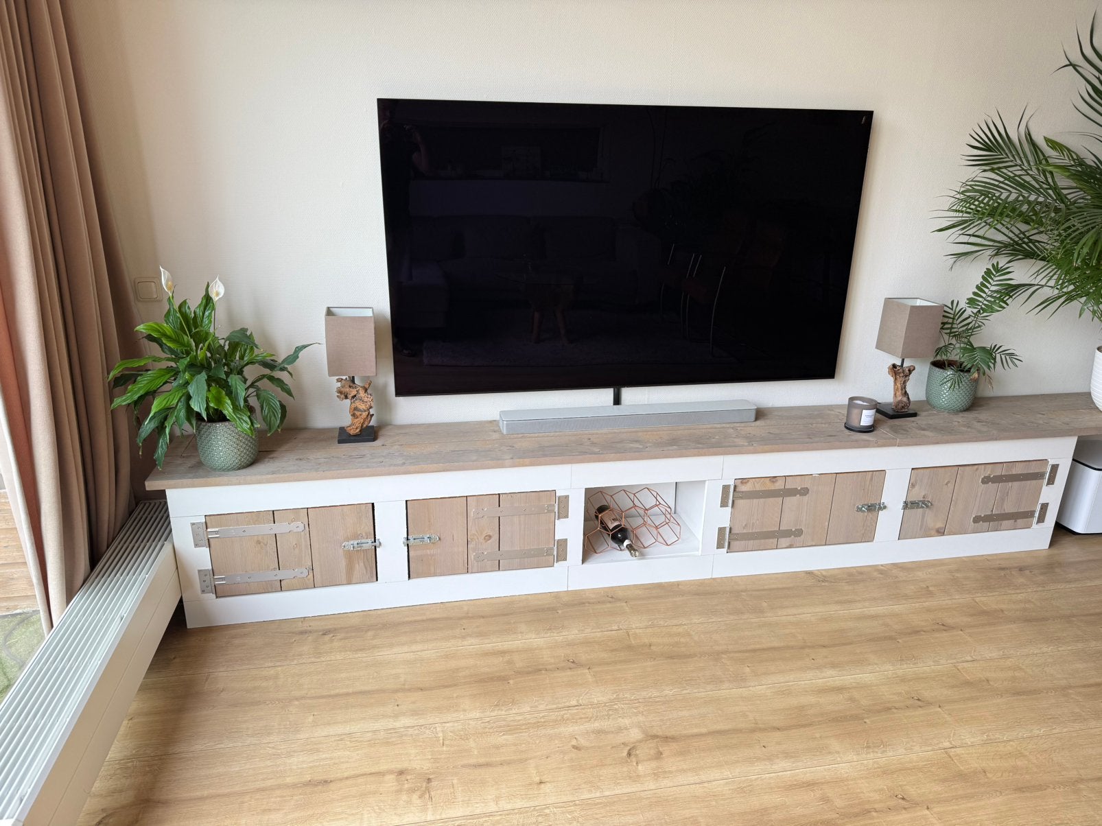 Uniek houten tv-meubel, 5.40m breed, aanpasbaar, Ophalen of Verzenden, Zo goed als nieuw, 200 cm of meer, Minder dan 100 cm