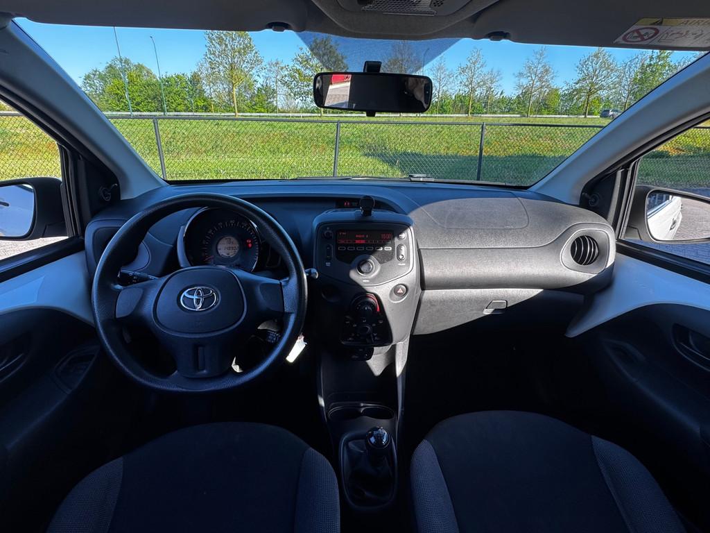 Toyota Aygo 1.0 VVT-i x-now+AIRCO+CRUISE+DEALERONDERHOUDEN+N, Voorwielaandrijving, Stof, Gebruikt, 4 stoelen