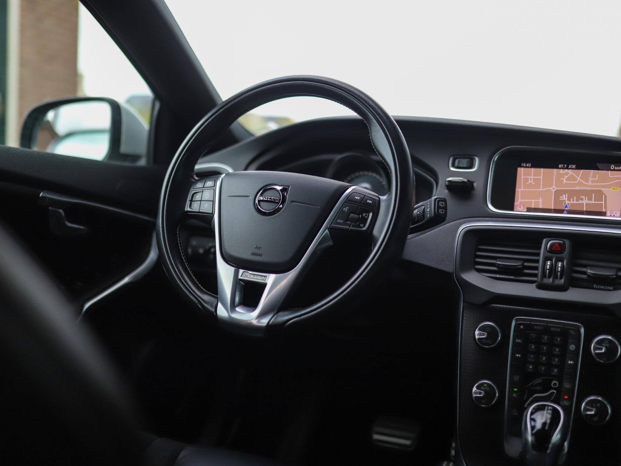 Volvo V40 2.0 D3 R-Design | BTW | Stoelverw. | Camera | Full, Auto's, Volvo, Gebruikt, Euro 6, 4 cilinders, Zwart