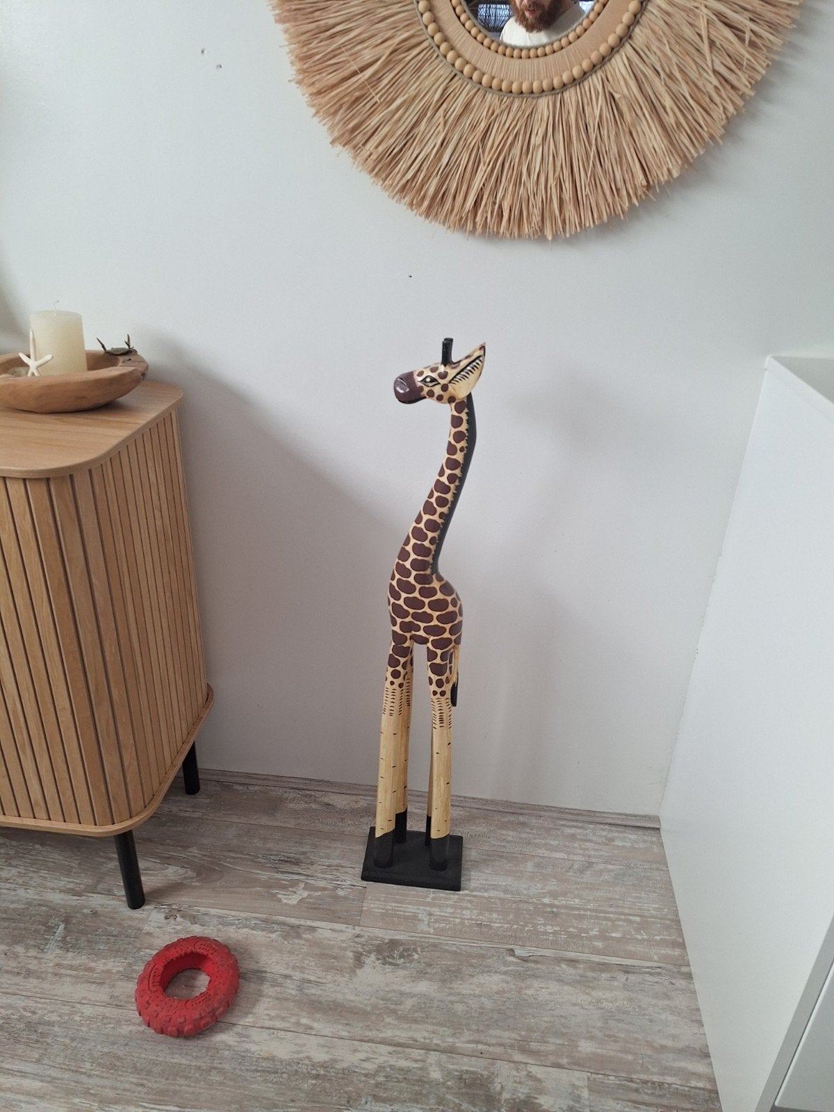 Decoratieve houten giraffe - Handgesneden beeld, Hout, Overige stijlen, Ophalen of Verzenden, Zo goed als nieuw