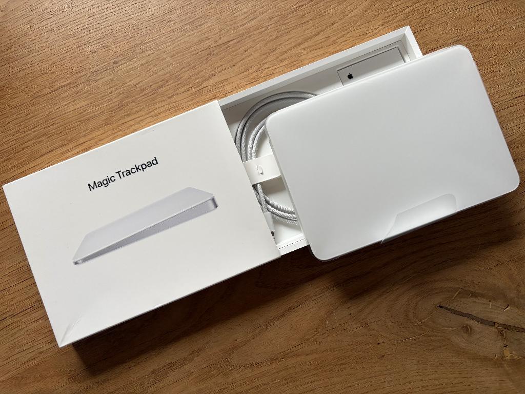 Apple Magic Trackpad (wit met lightning), Computers en Software, Muizen, Rechtshandig, Ophalen of Verzenden, Zo goed als nieuw