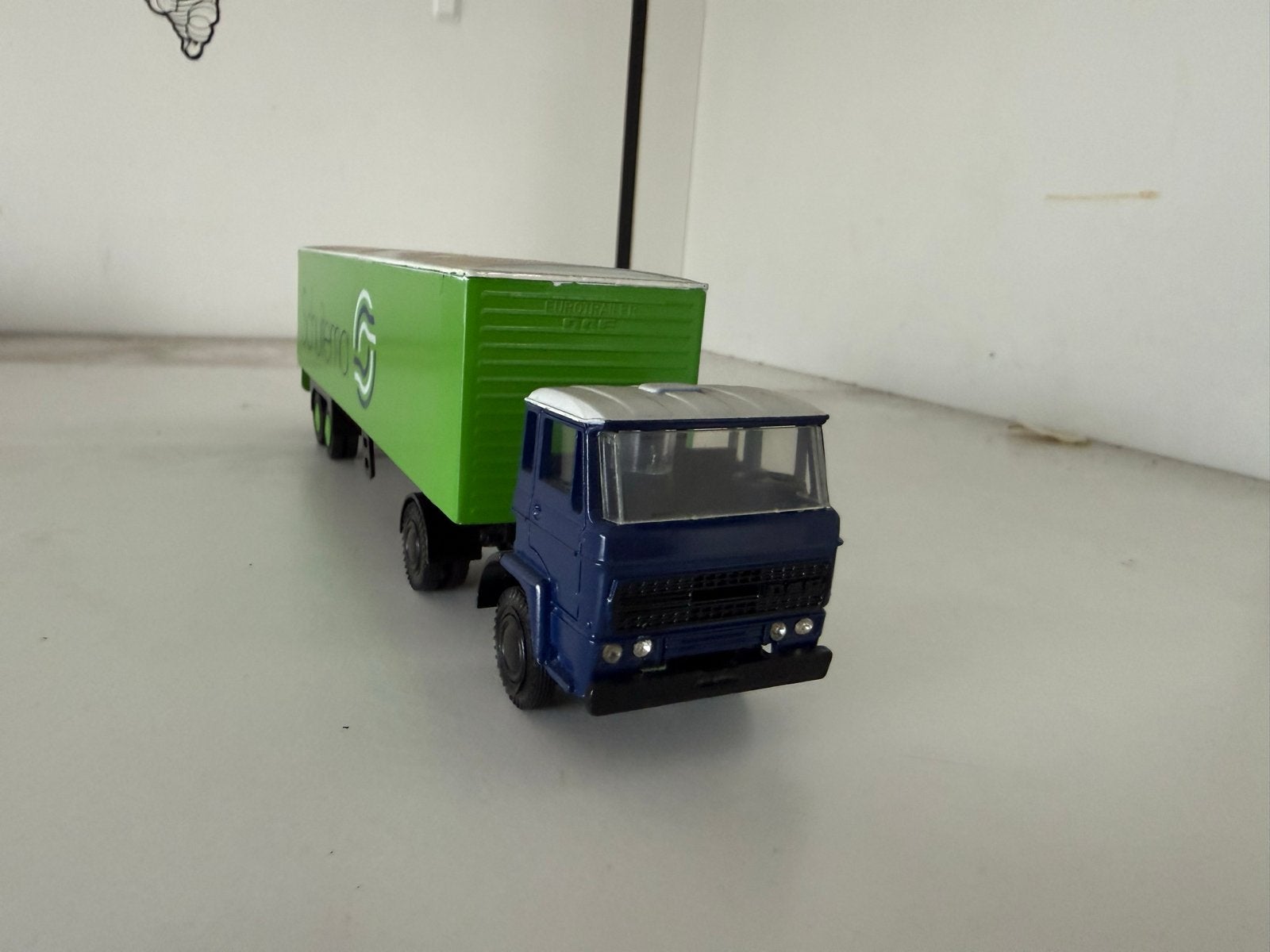 Miniatuur vrachtwagen met Schuitema trailer, Ophalen of Verzenden, Gebruikt, Bus of Vrachtwagen