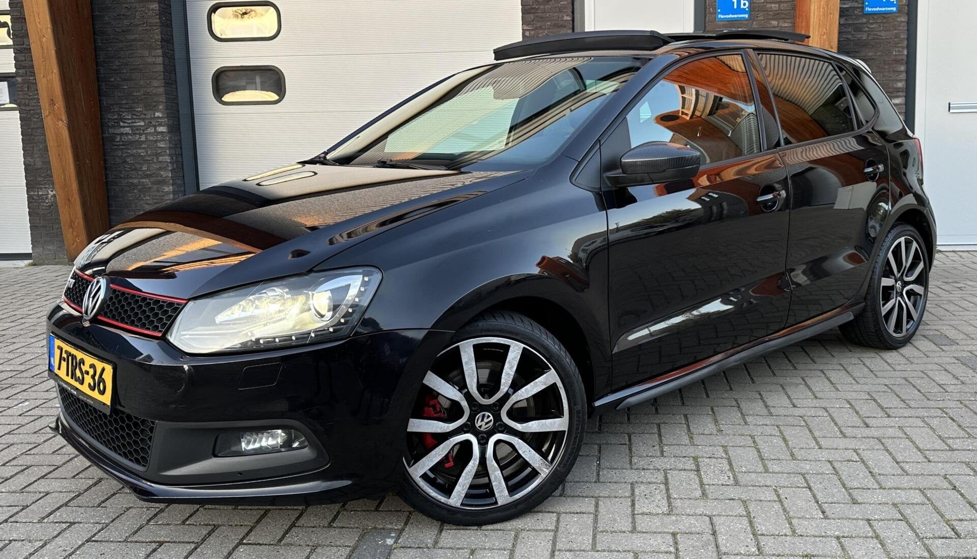 Volkswagen Polo 1.4 TSI GTI PANO/STOELVW/DSG/NAVI/LED/MILTEK, Euro 5, Zwart, 4 cilinders, 179 pk