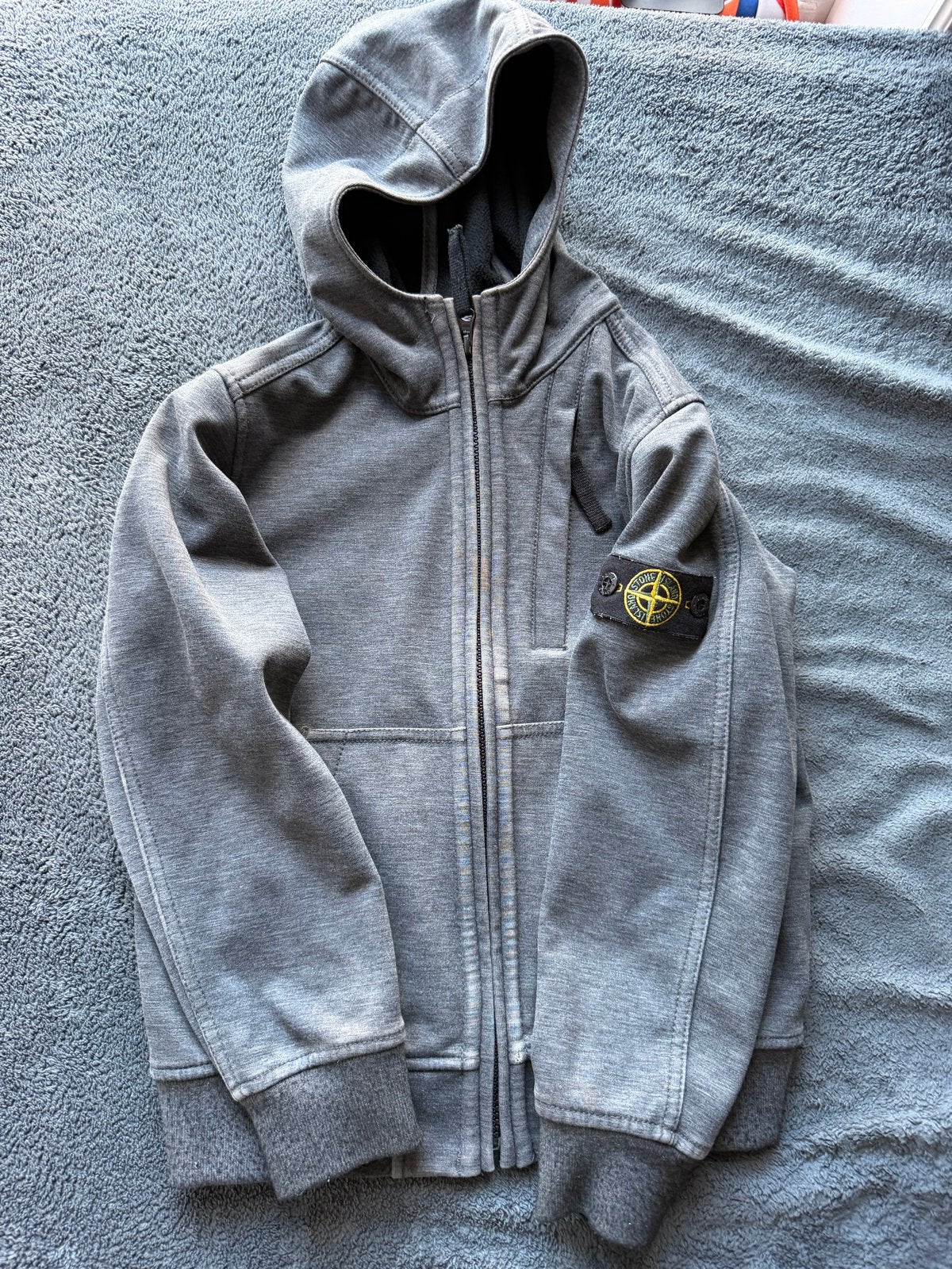 Stone Island soft shell grijs maat 128, Ophalen of Verzenden, Zo goed als nieuw, Jongen, Trui of Vest