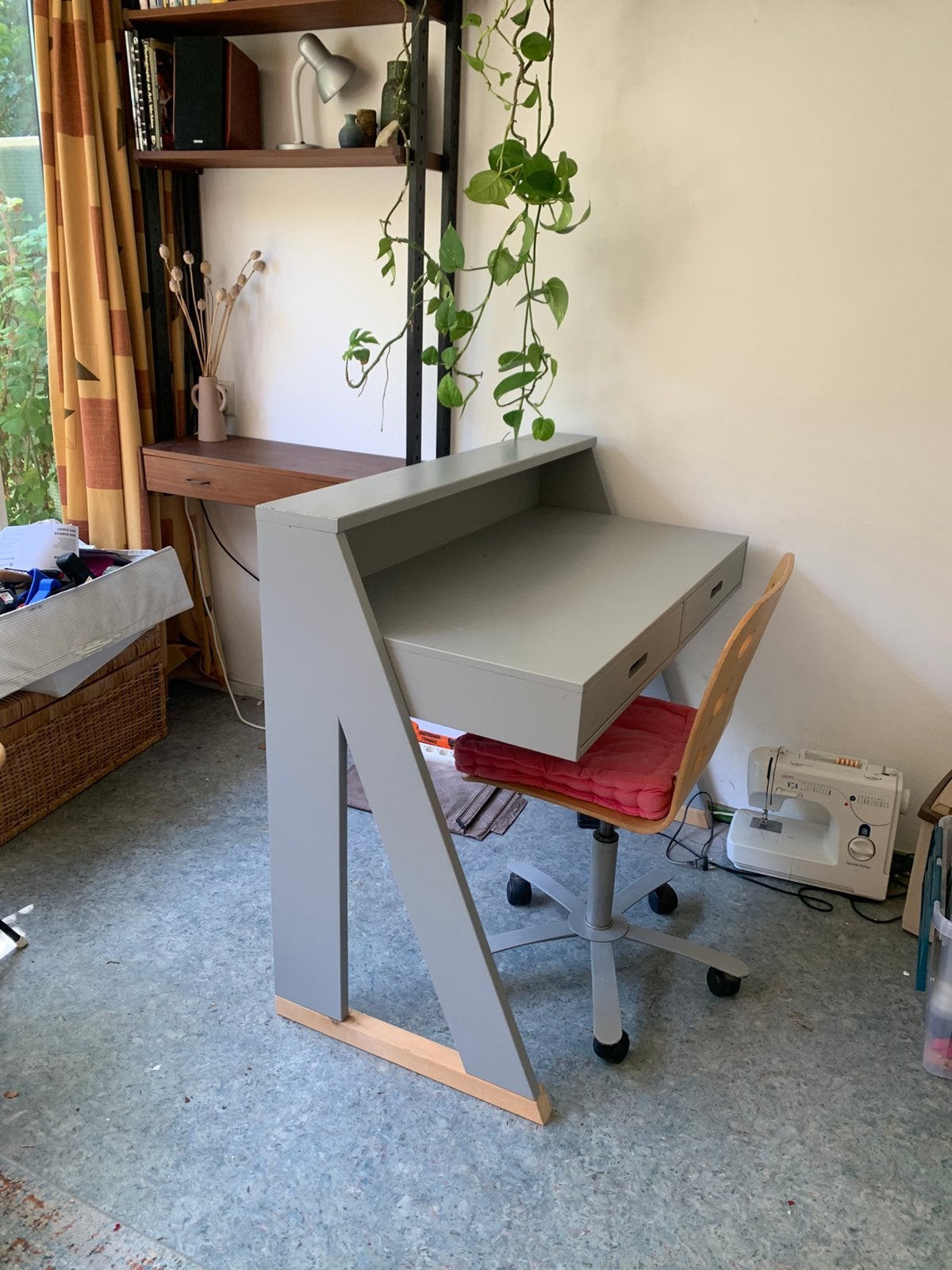 Modern grijs houten bureau, Ophalen, Zo goed als nieuw