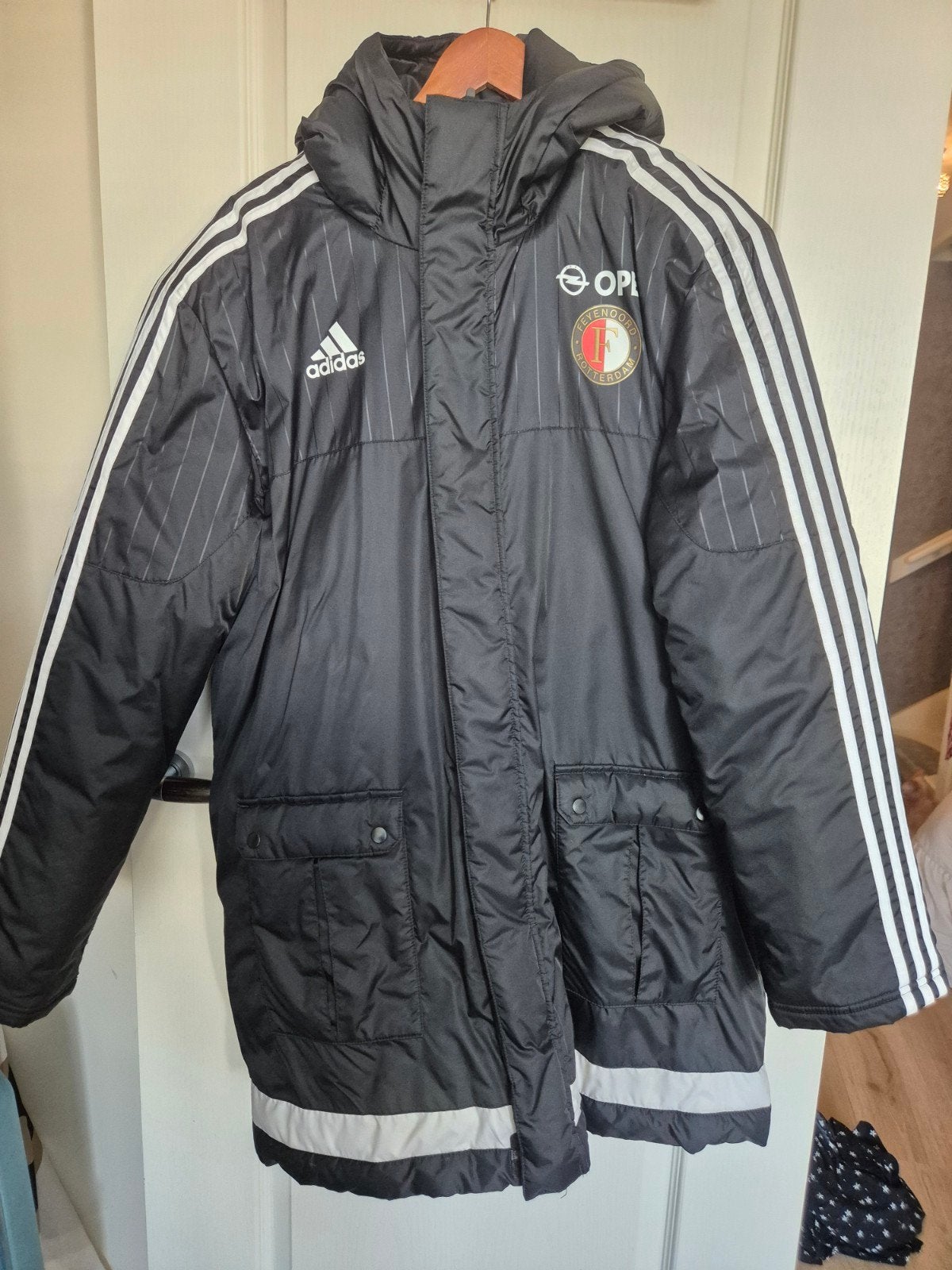 Adidas Feyenoord winterjas zwart met capuchon | maat L, Maat 52/54 (L), Wit, Ophalen of Verzenden, Zo goed als nieuw