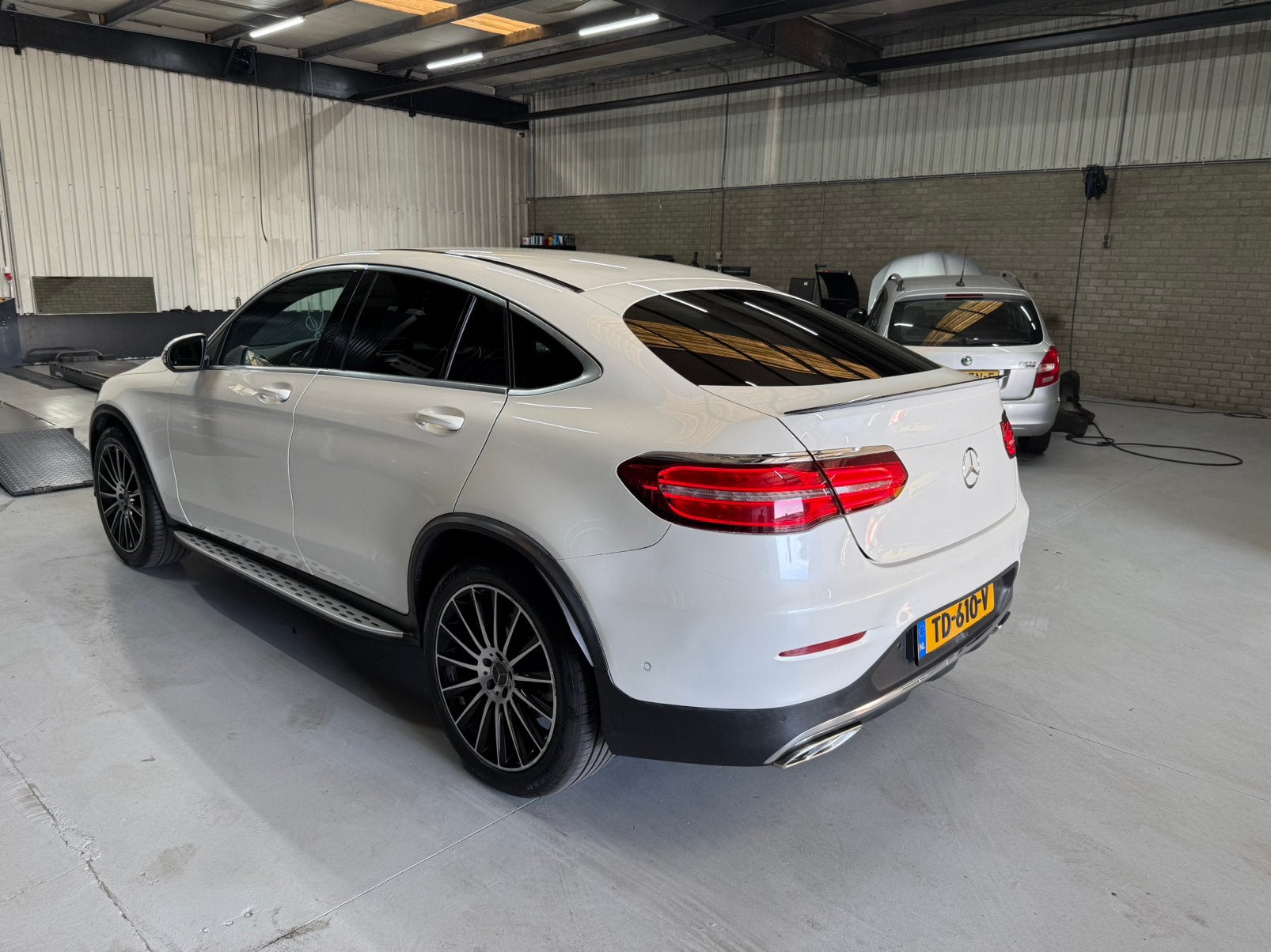 Mercedes-Benz GLC Coupé 250d 204pk 4MATIC 9G-TRONIC 2017 Wit, Auto's, Automaat, 2500 kg, Alcantara, Wit