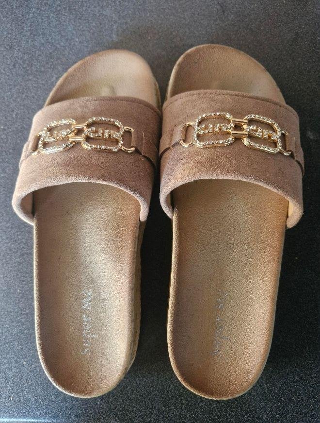 NIEUWE Dames slippers maat 39, Bruin, Nieuw, Sandalen of Muiltjes, Ophalen of Verzenden