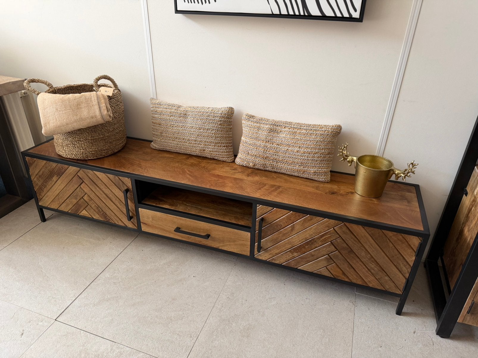 Magazijn leegverkoop nieuw tv meubel mangohout visgraat meta, Ophalen, Hout, Nieuw, Info@wkhome.nl