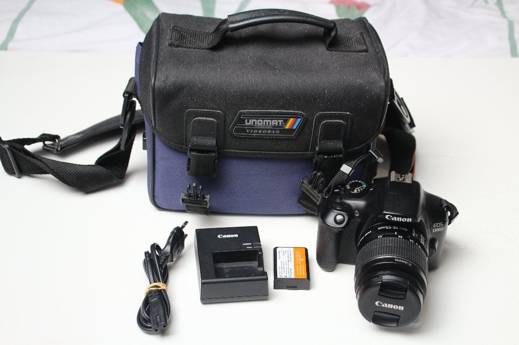 Canon 1300D met 18-55 lens v00rzien van WIFI en tas, Ophalen, Gebruikt, Canon, 18 megapixels
