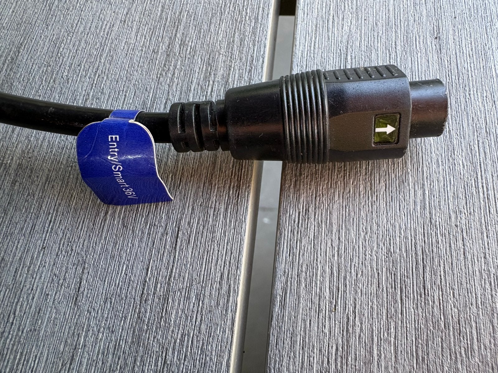 E-motion Li-ion Acculader 42V 2A (Entry/Smart 36V), Fietsen en Brommers, Fietsaccessoires | Fietsaccu's, Ophalen of Verzenden