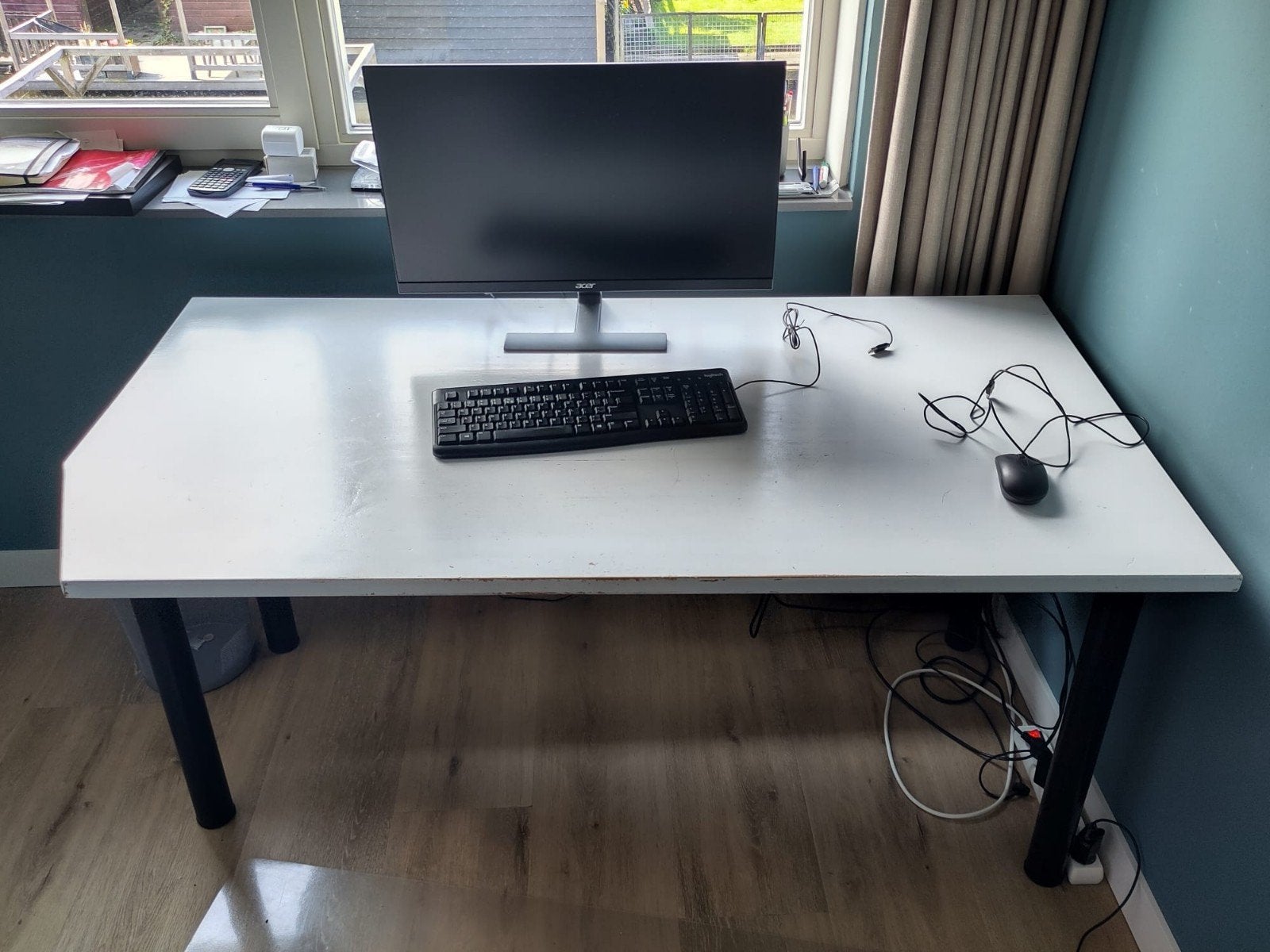 Wit bureau met zwarte poten - gratis, Huis en Inrichting, Bureaus, Ophalen, Gebruikt, Spaanplaat of MDF, Overige merken