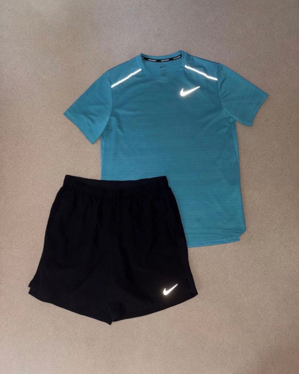 Nike Sportset - T-shirt en korte broek, Nieuw, Overige maten, Ophalen of Verzenden, Overige kleuren