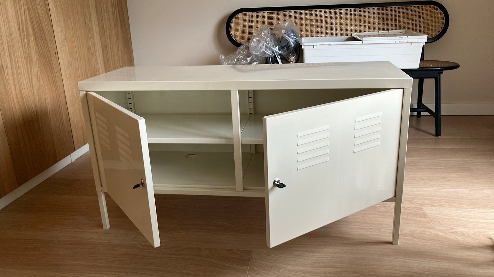 Wite IKEA lockerkast met kabelgaten, Ophalen, 100 tot 150 cm, Metaal, 25 tot 50 cm