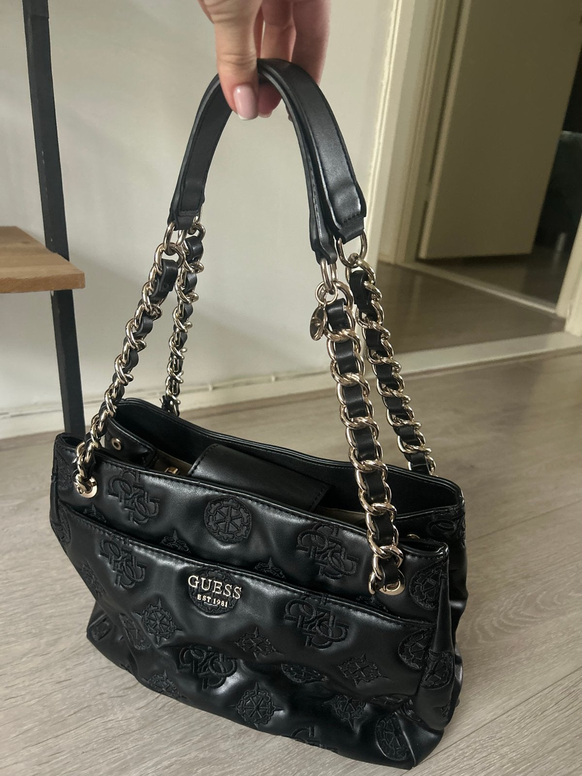 Guess Handtas Zwart met Gouden Details Als Nieuw, Ophalen of Verzenden, Zo goed als nieuw, Zwart, Handtas