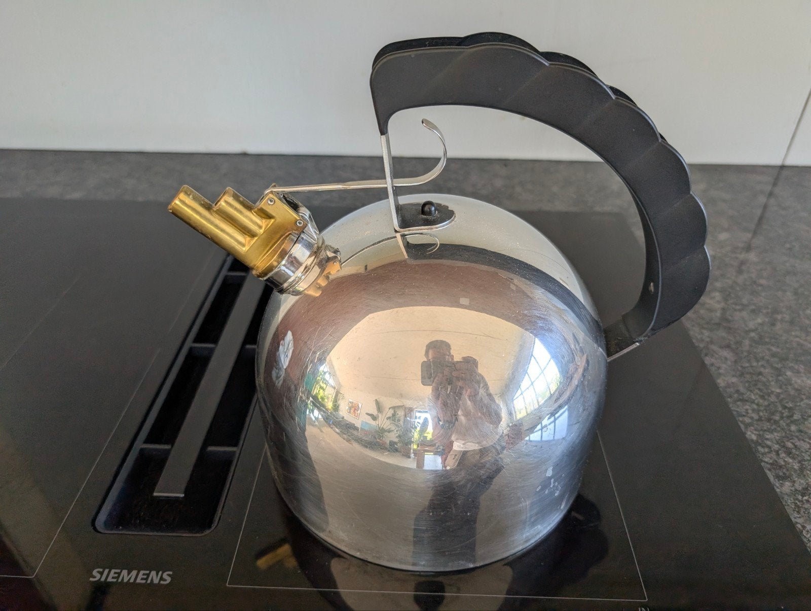 Vintage RVS fluitketel in stijl van Alessi 9091, Theepot/fluitketel, Gebruikt, Zilver, Ophalen of Verzenden