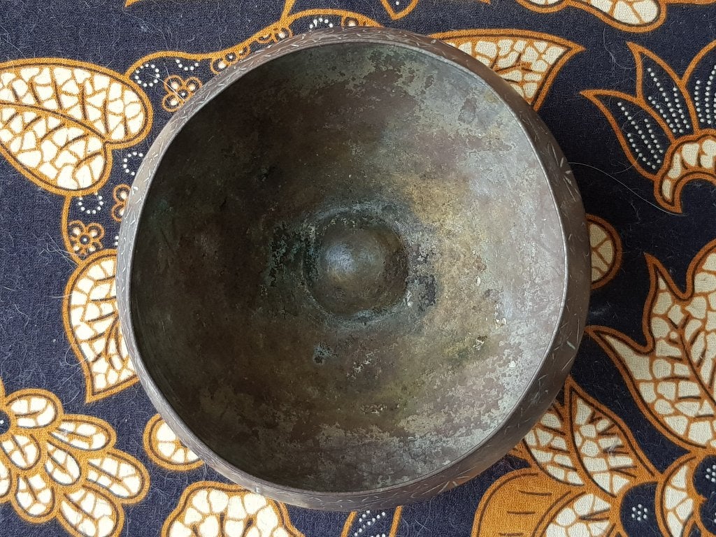 Mooie zware antieke Oosterse kom van brons 12,5 cm.