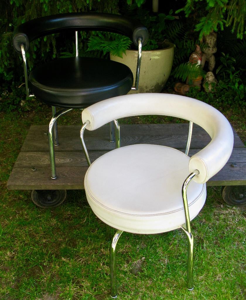 CASSINA LC7 LE CORBUSIER DRAAISTOEL WIT LEER, Huis en Inrichting, Stoelen, Ophalen, Gebruikt, Wit, Top design modern