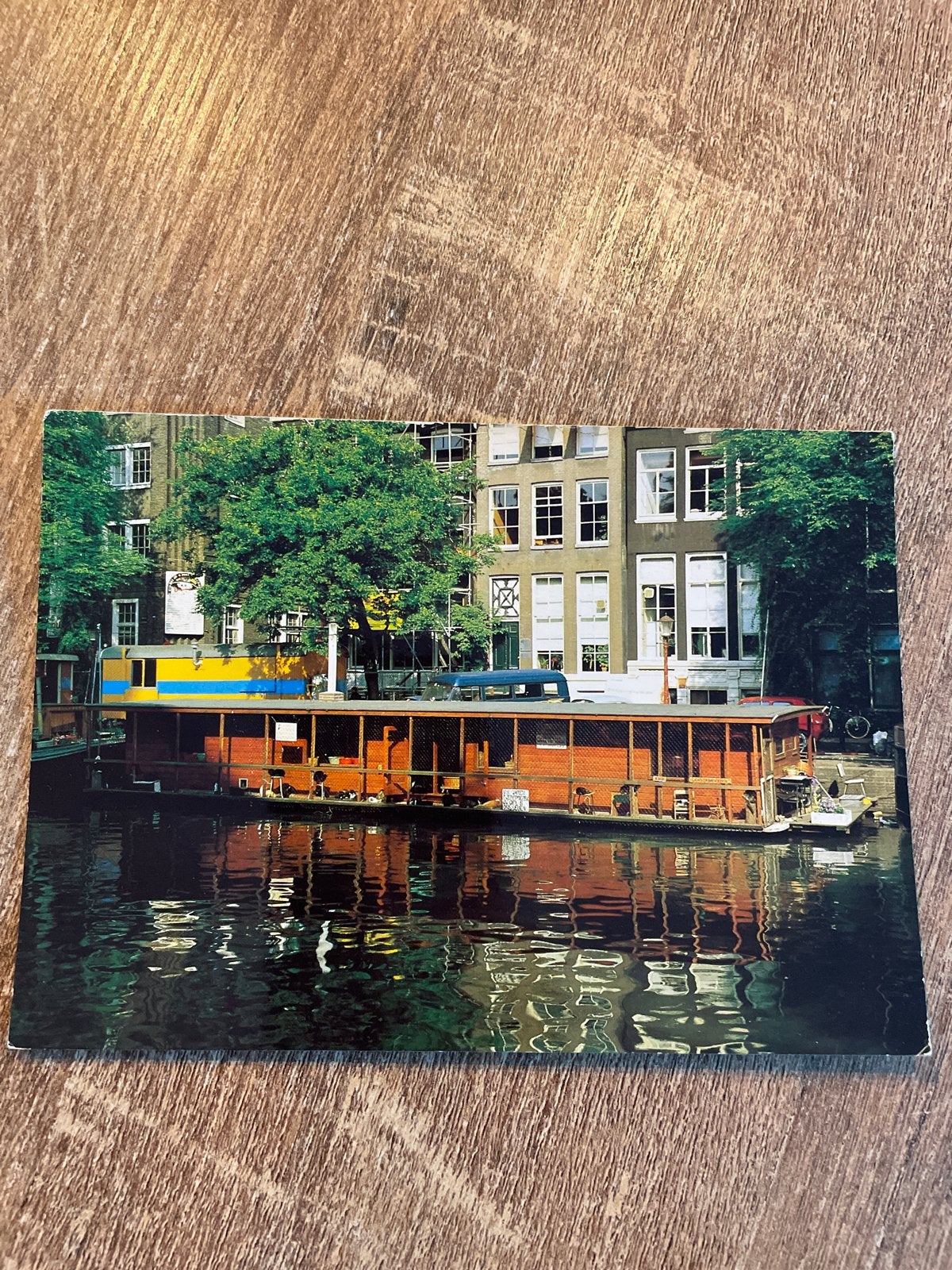Ansichtkaart Amsterdam Singel met woonboot voor zwerfkatten, Ophalen of Verzenden, 1980 tot heden, Ongelopen, Noord-Holland