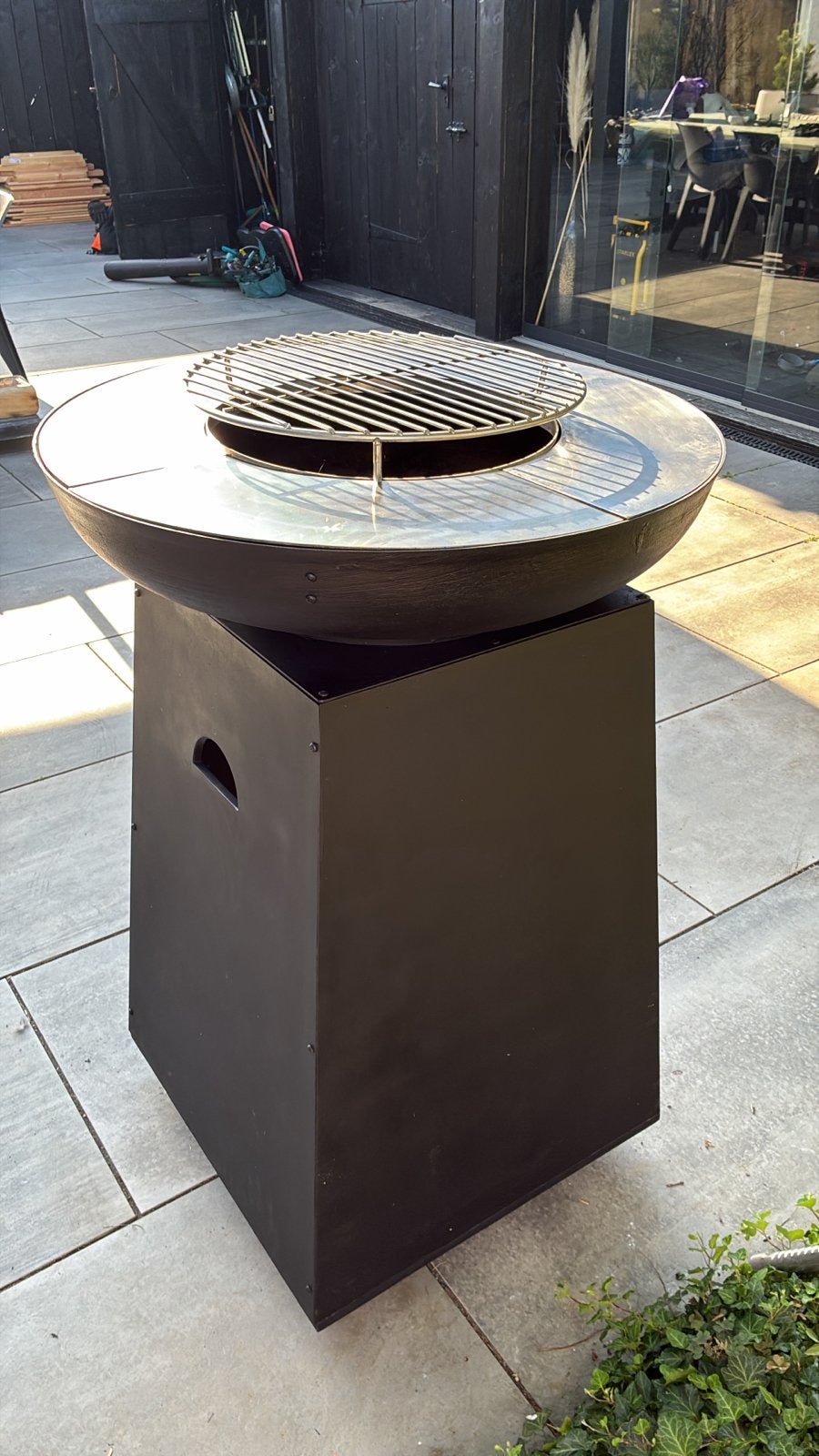 Livin Flame  BBQ vuurschaal met wieltjes en rem, Tuin en Terras, Ophalen of Verzenden, Zo goed als nieuw, Vuurkorf