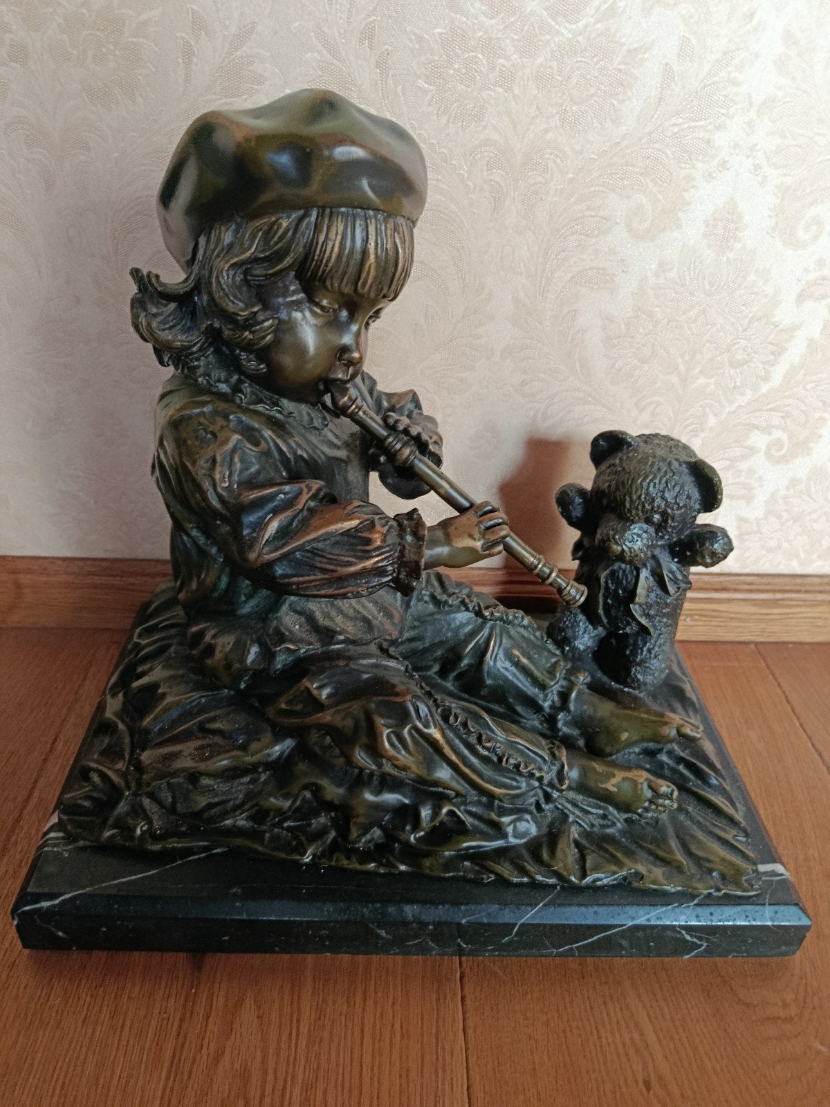 Bronzen beeld van Jim Davidson - Kind met fluit en beer, Antiek en Kunst, Ophalen, Brons, 20 - 50 cm, Scène