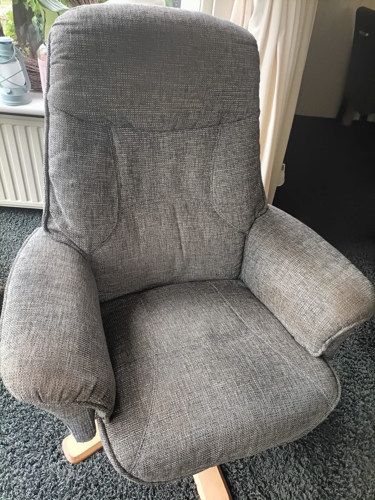 2x Comfortabele grijze stoffen relaxfauteuils, Huis en Inrichting, Stoelen, Gebruikt, Twee, Ophalen of Verzenden, Stof