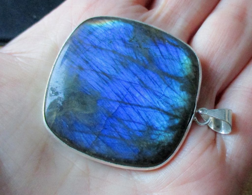 730/  prachtige grote blauwe madagascar labradoriet hanger, Blauw, Nieuw, Ophalen of Verzenden, Steen of Mineraal