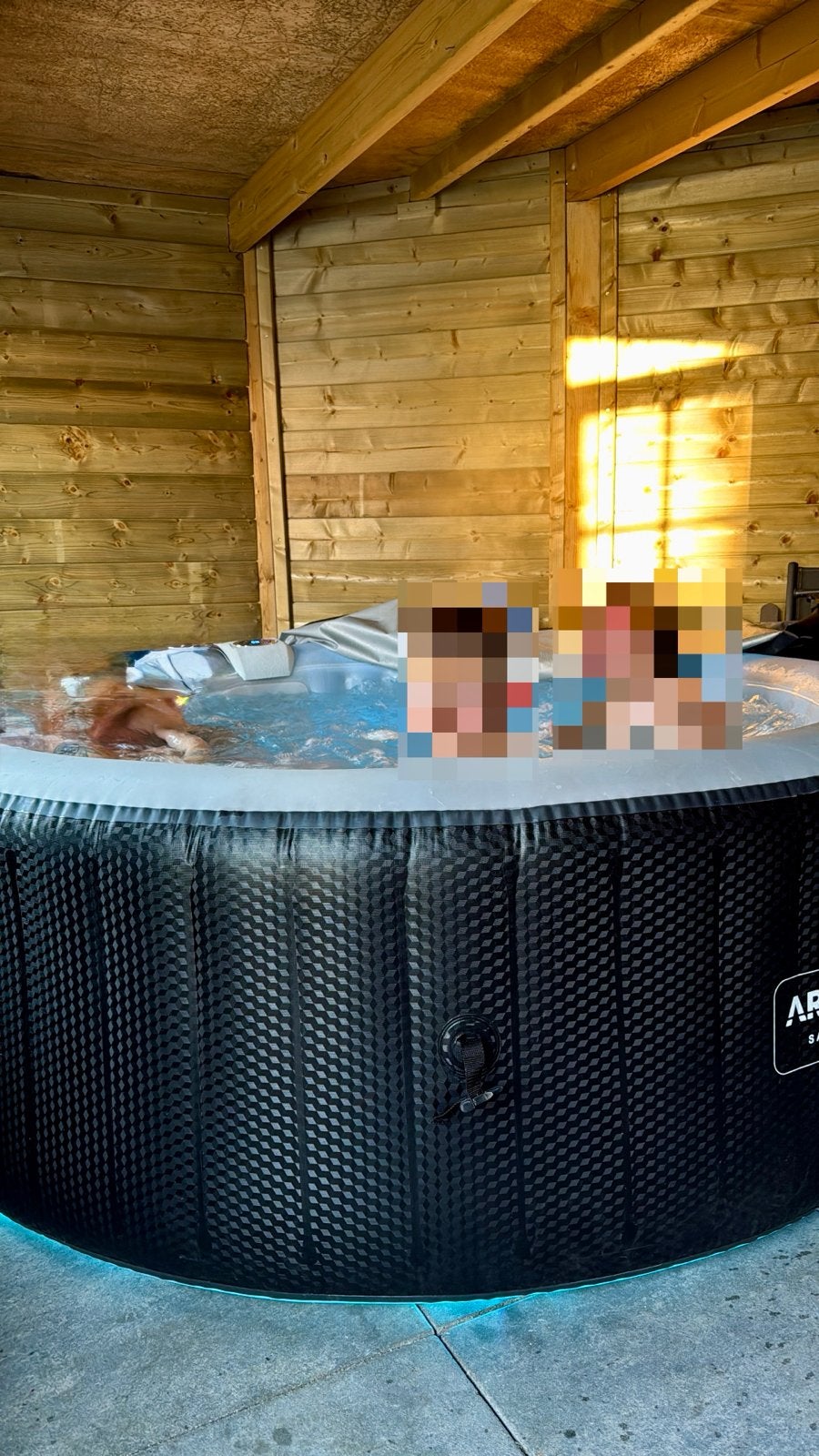 Opblaasbare jacuzzi met bubbels en LED-verlichting 4persoons, Ophalen, Gebruikt, Pomp, Opblaasbaar