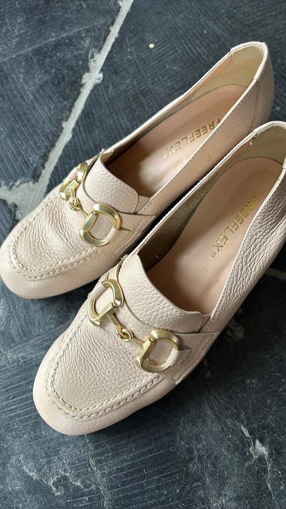 Leren moccasins op blokhakje nieuwstaat 37, Ophalen of Verzenden, Zo goed als nieuw, Beige, Sneakers of Gympen