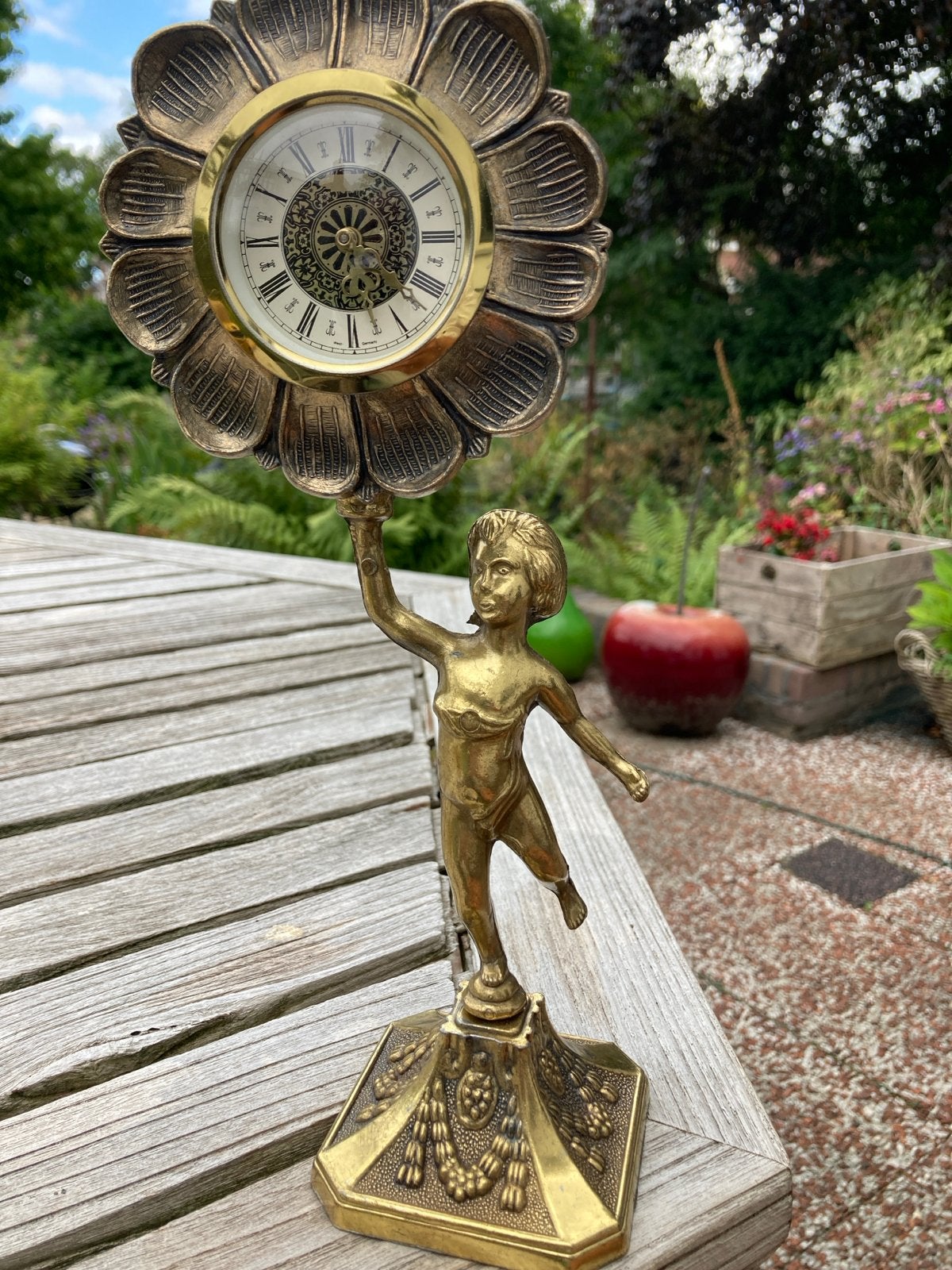 Antieke bronzen klok met cherubijn en bloemmotief, Ophalen of Verzenden