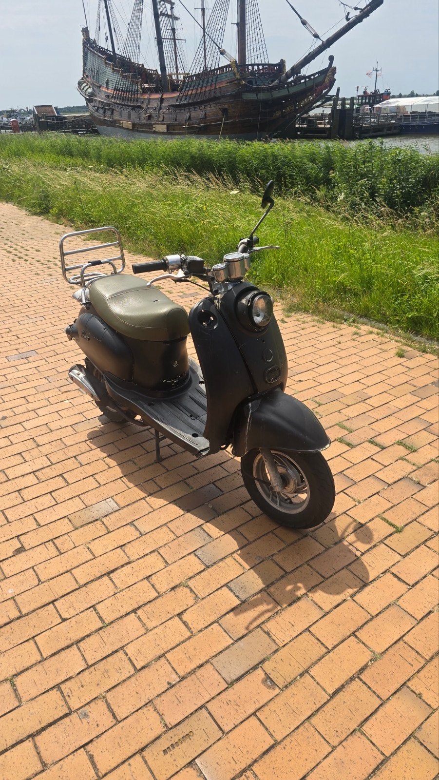 Zwarte scooter met lage kilometerstand, Fietsen en Brommers, Snorfietsen en Snorscooters, Ophalen, Gebruikt, Benzine, Overige merken