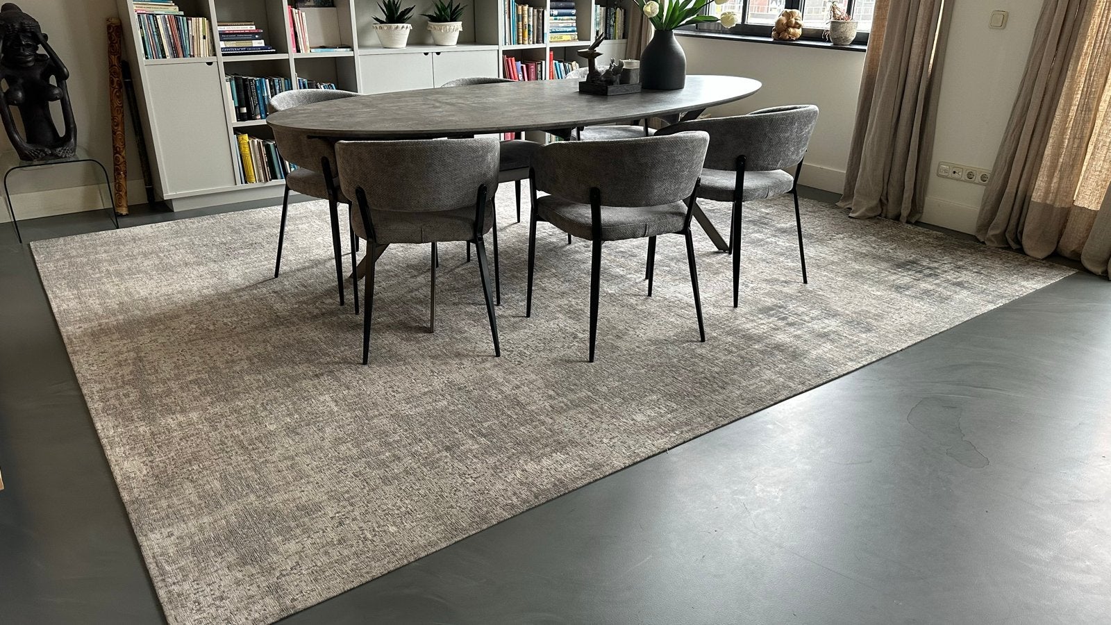 Modern grijs vloerkleed - perfect voor eetkamer, Huis en Inrichting, Ophalen, Zo goed als nieuw, 200 cm of meer, Grijs