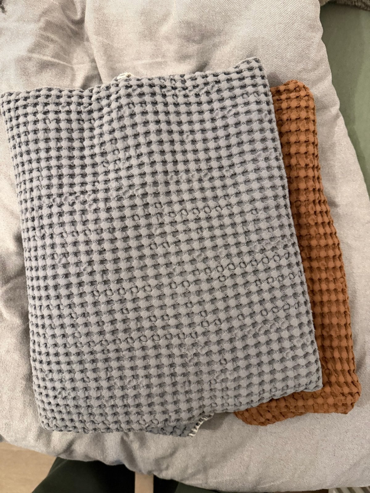2 Koeka dekens wafelstof grijs en bruin, Gebruikt, Koeka, Ophalen of Verzenden, Ademend